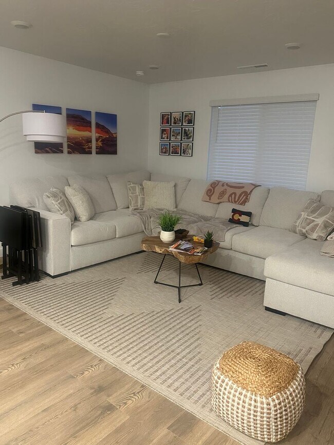 Building Photo - Townhome in Long Valley!