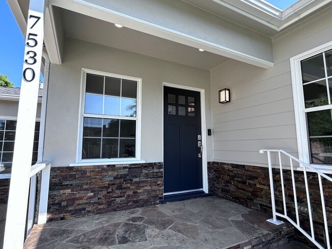 Building Photo - 7530 S Westlawn Ave