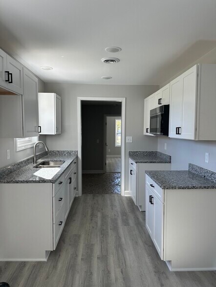 Building Photo - 305 Leonford St