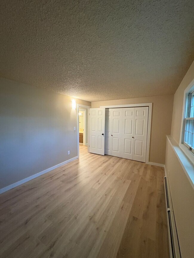 Building Photo - 2 Bed 2 bath off Durston Rd- Brand New Flo...