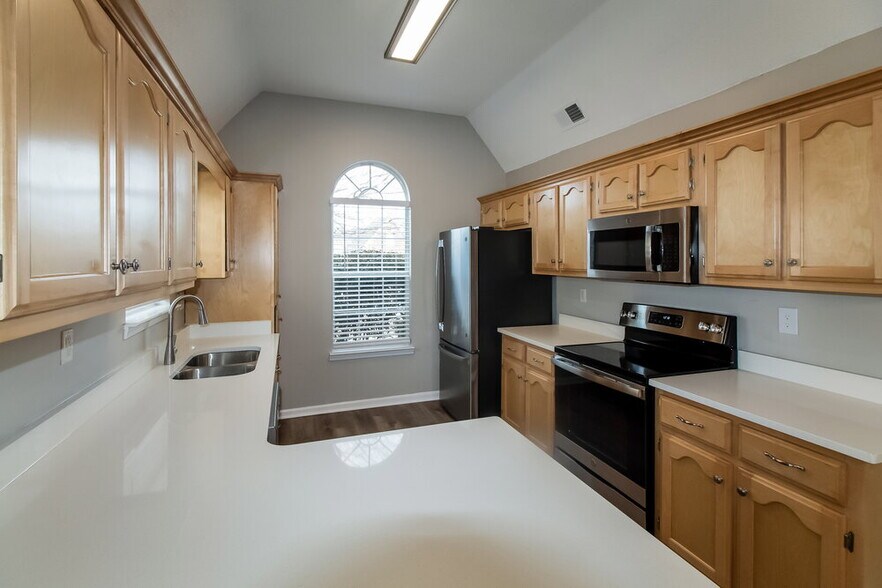 Building Photo - 5863 Stafford Dr