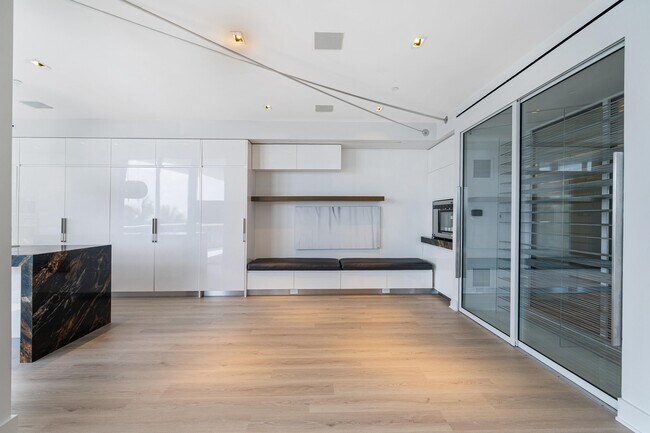 Building Photo - 5959 Collins Ave