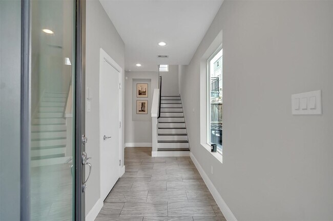 Primary Photo - 2623 Hutchins St