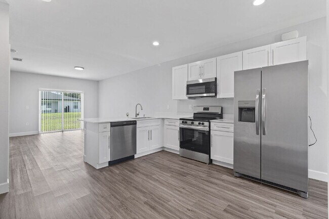 Building Photo - Spacious 3-Bedroom Duplex Oasis with 2 Full Baths in Port Charlotte – Your Ideal Retreat Awaits!