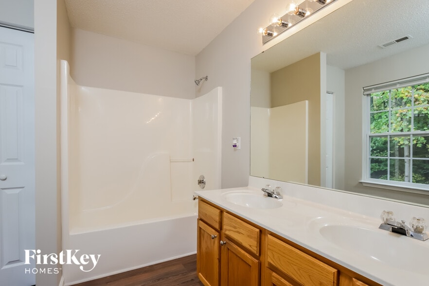 Building Photo - 120 Wheaton Crest Ct