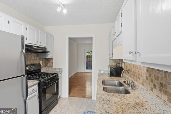 Building Photo - 1100 Westfield Trace
