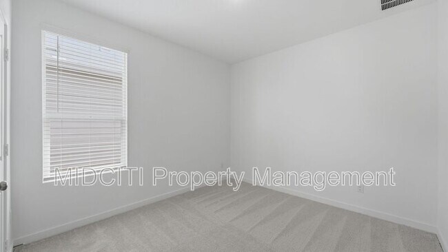 Building Photo - 1304 Apron Trl