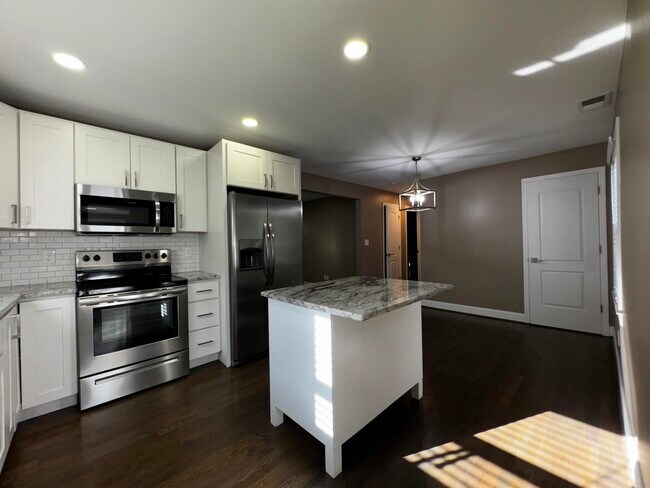 Building Photo - 564 Claymont Dr