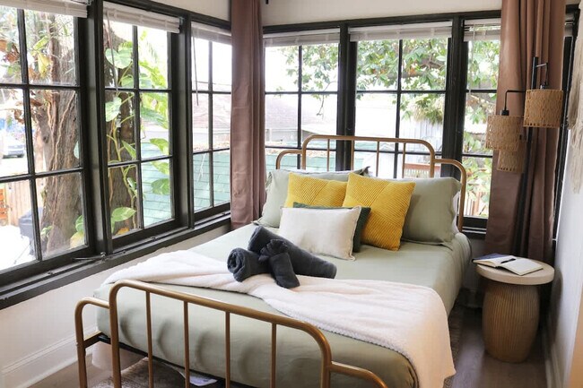 Building Photo - 102 W Emma St