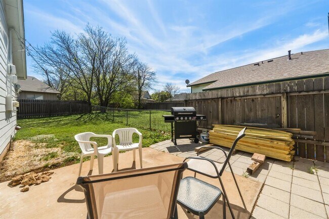 Building Photo - 513 Texas Ave