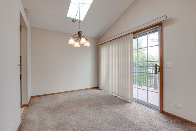 Building Photo - 614 Le Parc Cir