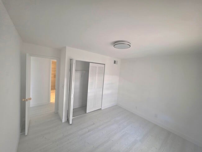 Building Photo - 205 Foxtail Dr