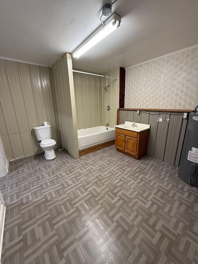 Building Photo - Bauer - 208 (RM,MR)