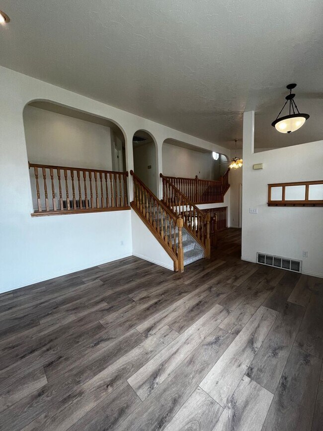 Building Photo - 516 W 300 S St