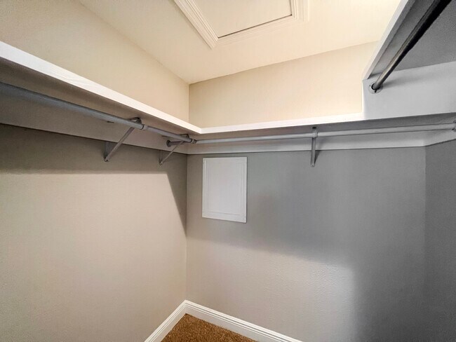 Building Photo - 1858 Oak Park Dr S