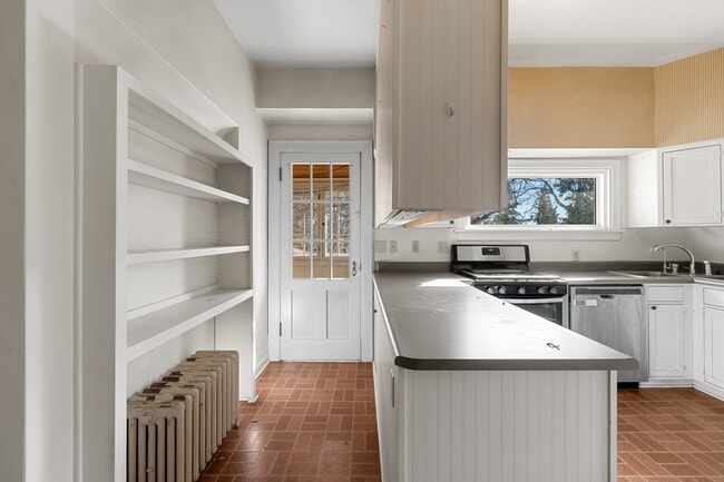 Building Photo - 2004 Hillcrest Rd