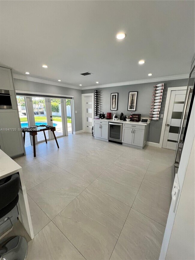 Building Photo - 5510 Bayview Dr