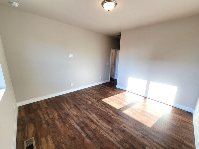Building Photo - Newly constructed 3-bed/2-bath single-leve...