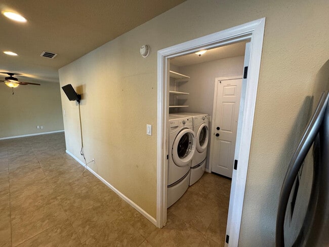 Building Photo - 2058 E Fremont Dr