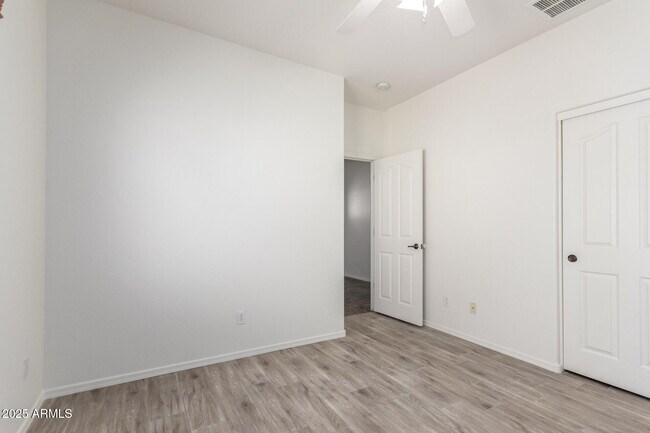 Building Photo - 15668 W Meadowbrook Ave