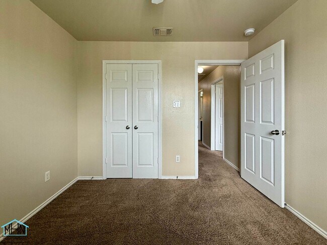 Building Photo - 5807 Golf Bend