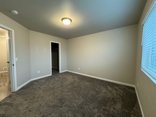 Building Photo - Townhome 2 Blocks from Legacy High School!