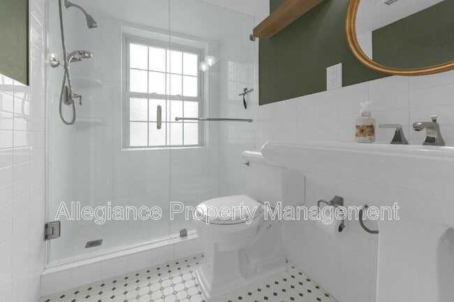 Building Photo - 1301 E Abingdon Dr