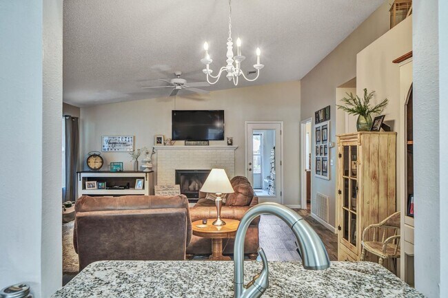 Building Photo - Updated 3 Bedroom in Central Location!