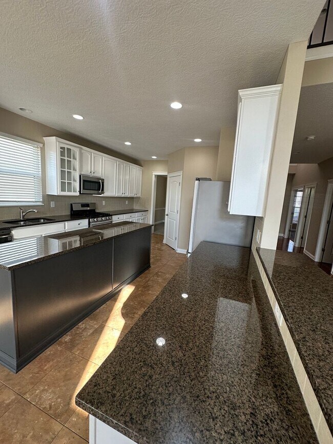 Building Photo - Lakes of Worthington