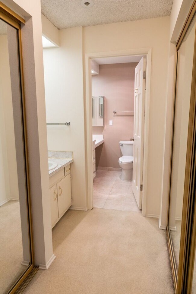 Building Photo - 2Bd/2Ba Seattle Condo