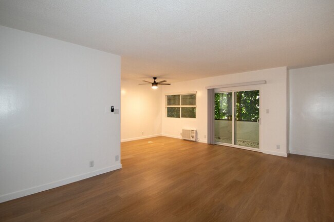 Interior Photo - 10855
