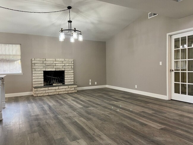 Building Photo - NORTHWEST POOL HOME Available in April!