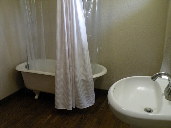 Building Photo - 319 N Hunt St