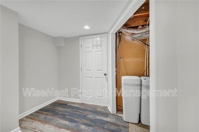 Building Photo - 305 NW Shamrock Ave