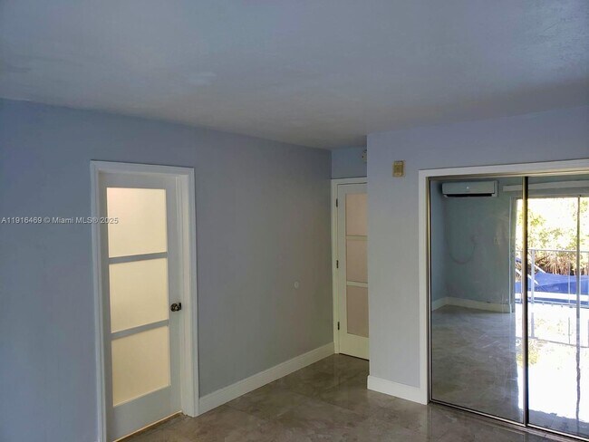 Building Photo - 1860 Venice Park Dr