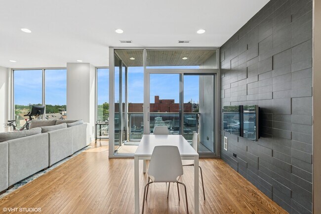 Building Photo - 2800 W North Ave