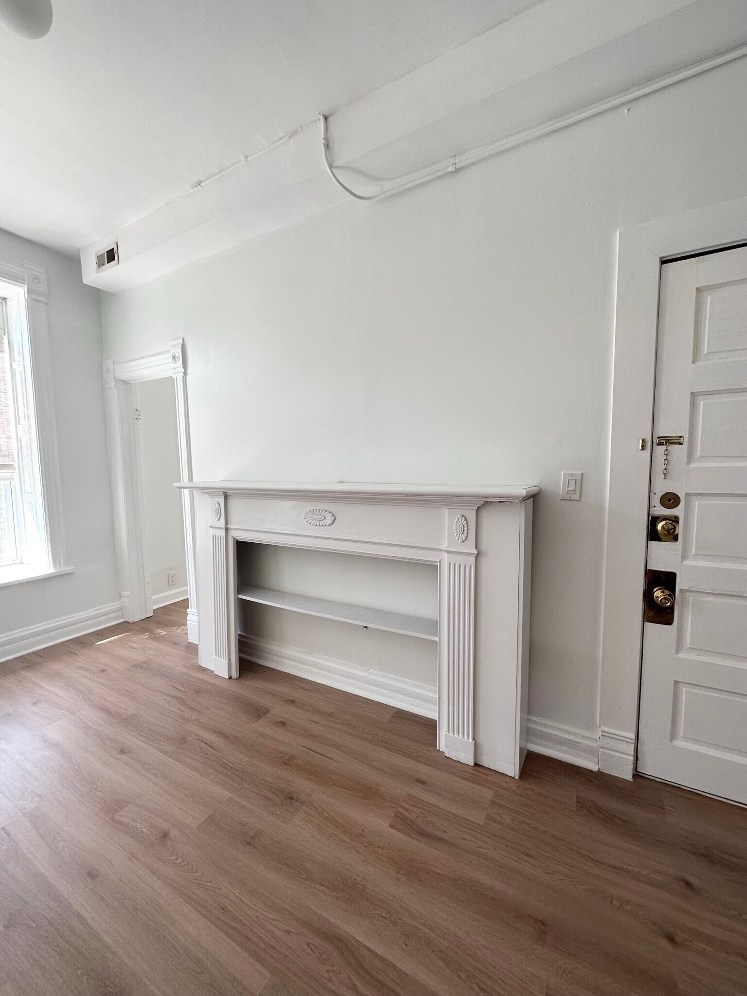 Living room - 1047 N California Ave