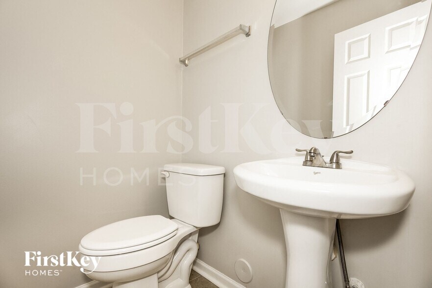 Building Photo - 1817 Elizabeth Oaks Ave