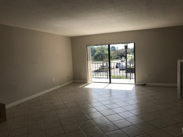 Building Photo - 10411 N Kendall Dr