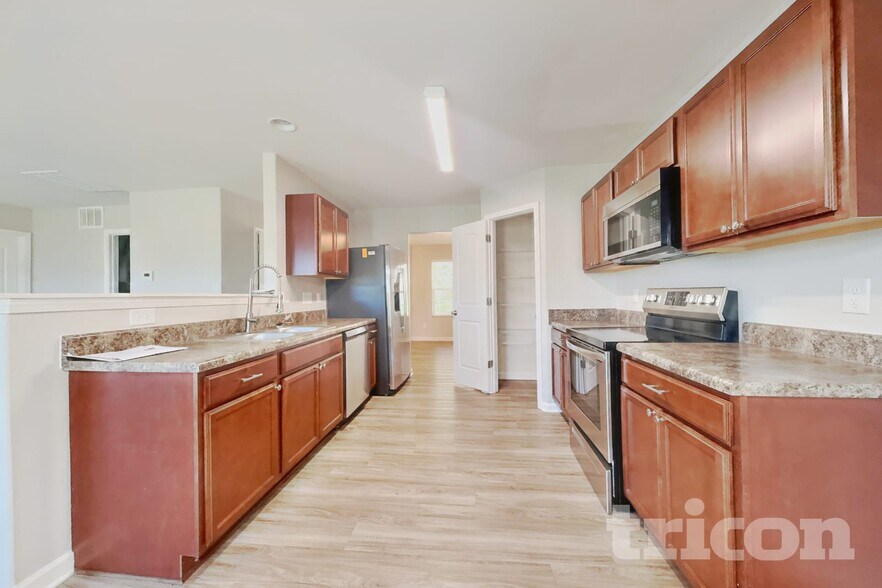 Building Photo - 4114 Vershire Ave