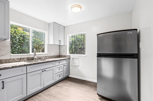 Building Photo - Newly Updated Oakland 3-Bed: Off-Street Pa...