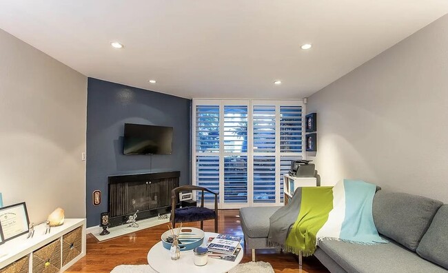 Building Photo - 8530 Holloway Dr