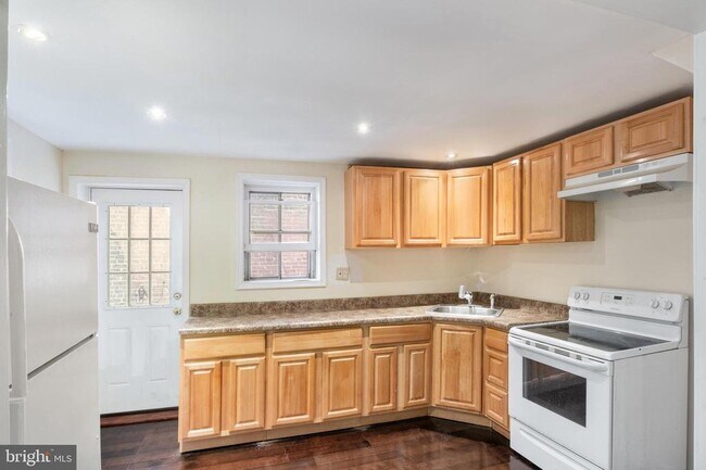 Building Photo - 925 S 46th St