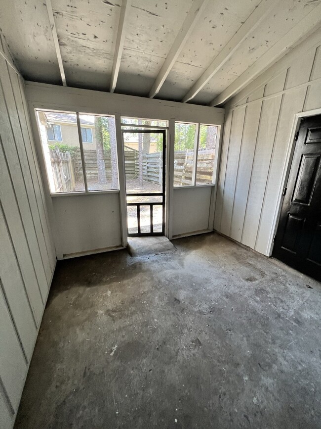Building Photo - Townhouse For Rent