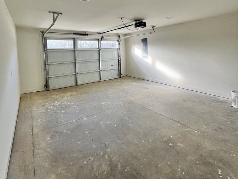 Building Photo - 122 E Grand St