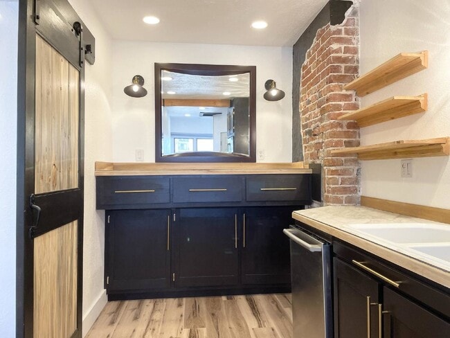 Building Photo - 111 16th Ave S