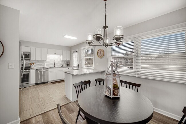 Building Photo - 706 Christy Ln