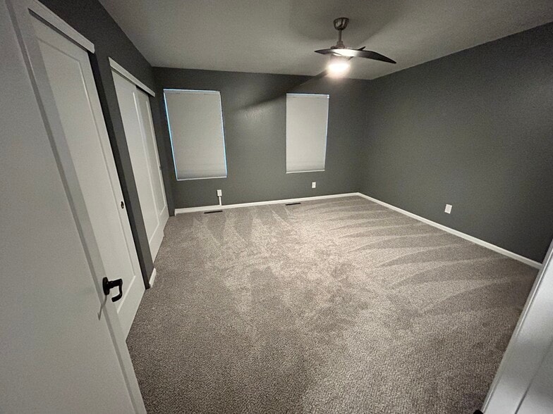 Master bedroom (2 closets) - 11584 Community Center Dr