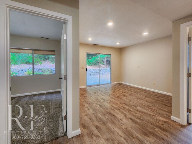 Building Photo - Spacious Tri-Level in East Bremerton | Cor...