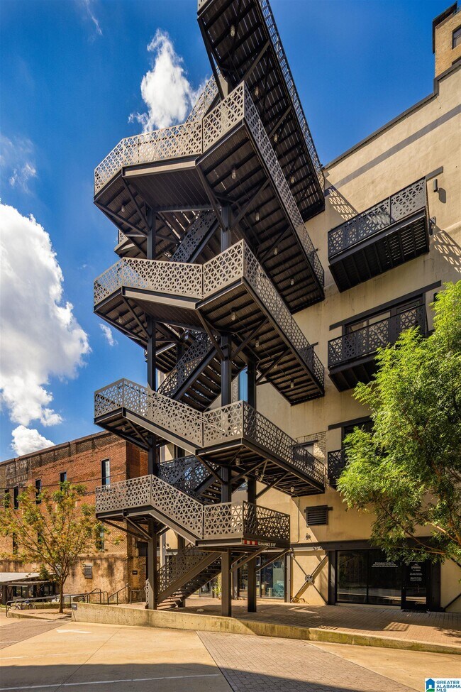 Building Photo - 2015 1st Ave N